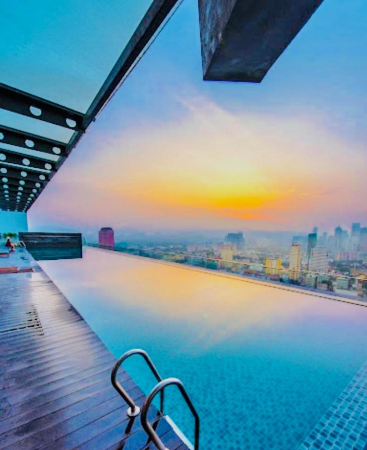 Regalia Skypool Klcc Dorms By Tasrifa Hostel Kuala Lumpur Bagian luar foto